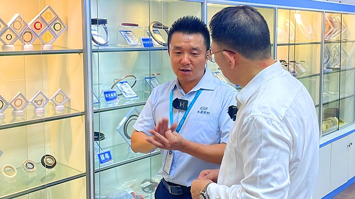3实验室与产品展览室牛商央视财经评论员单仁与东晟密封件胡燕林  (1)
